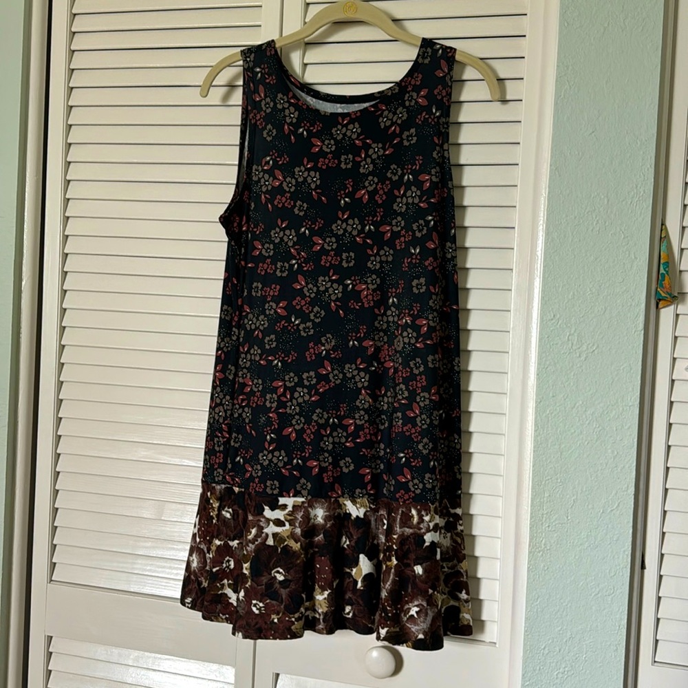 Lori Goldstein layers. Heavenly soft cotton with mixed motif. Black/brown flower